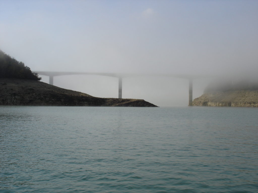 Brume sur le lac de vouglans et pont de la pyle