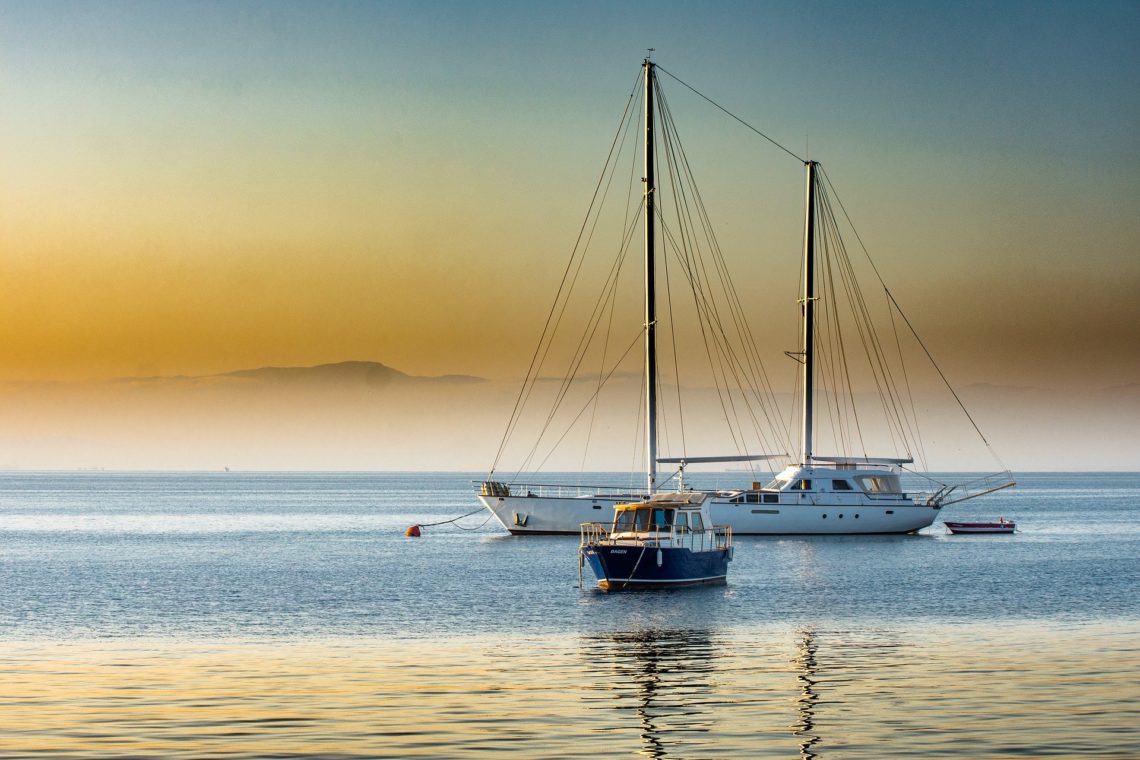 Bateau plaisance sur la mer