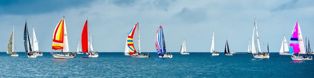 Bateaux à voiles en pleine régate